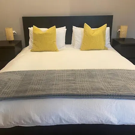 Apartment Outdoor Patio Newly Renovated *