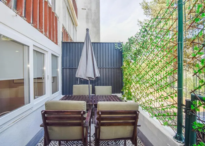 Outdoor Patio Newly Renovated Daire